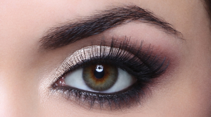 How to put on eyeshadow in ways that ooze glamour and style