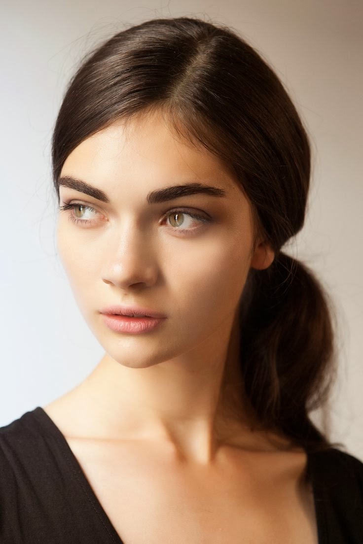 Hot Beauty Trend - Bold Eyebrows